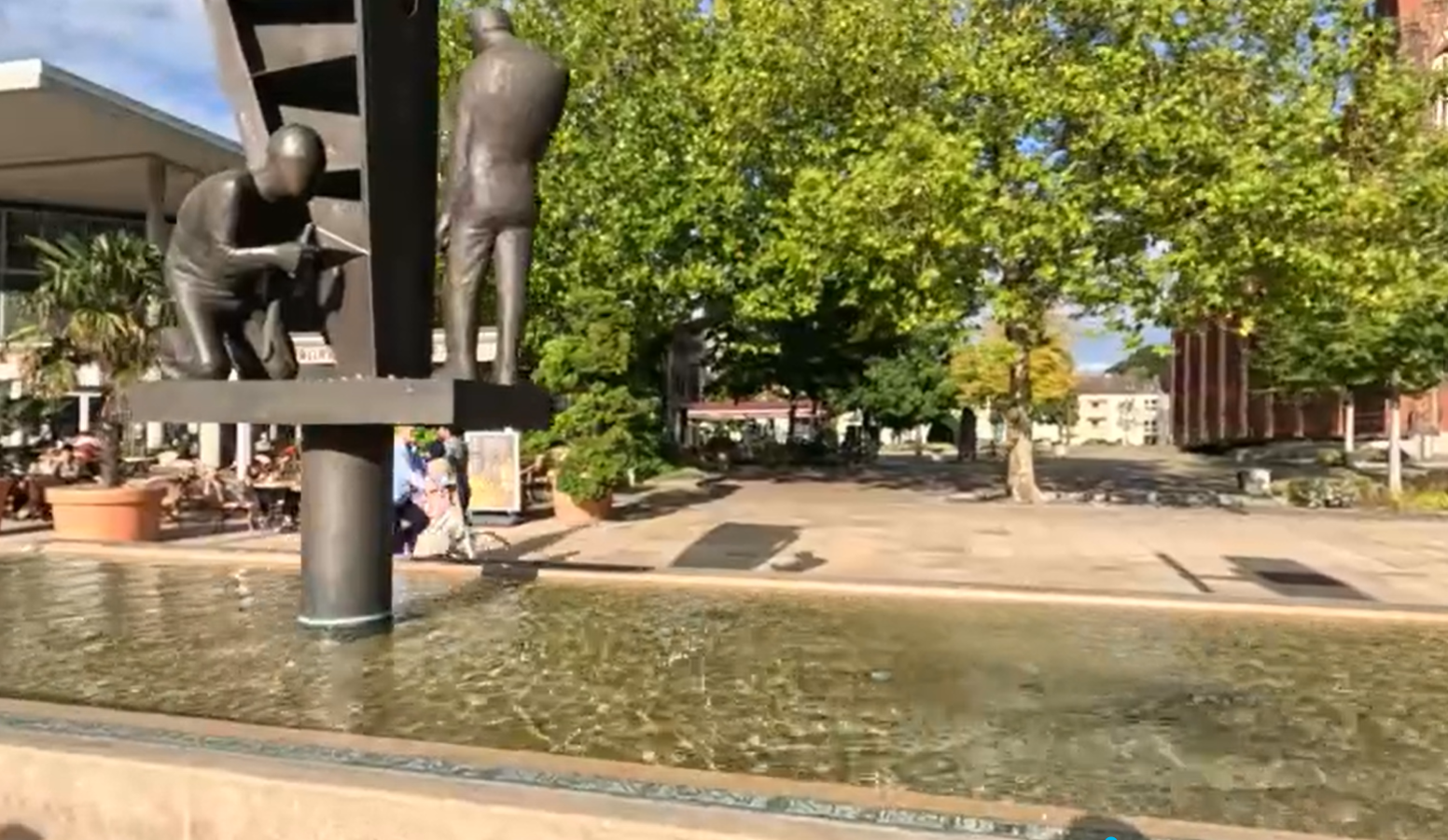 Werftbrunnen mit Bronzefiguren von Werftarbeitern vor dem Wasserbecken