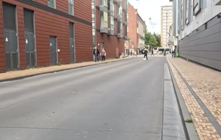 Schmale Straße Am alten Hafen mit rot verklinkerten Gebäuden