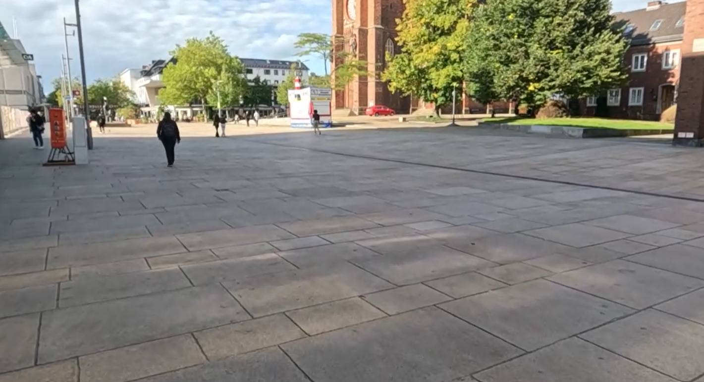 Weiter, offener Platz vor der Großen Kirche mit Blick Richtung Innenstadt